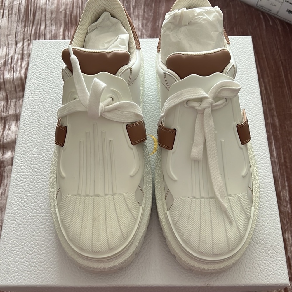 DIOR-ID SNEAKER
White and Nude Calfskin and Rubber size 41